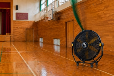“体育館の端まで風が届く”業務用扇風機　 学校・スポーツ施設の熱中症対策に特別価格で提供開始