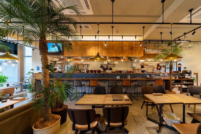 ナルカフェのハワイアンな店内