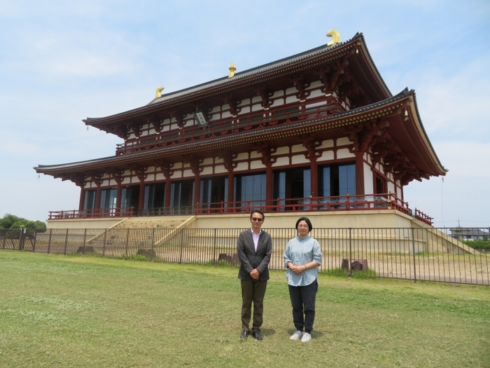 第一次大極殿前にて（左から金杉駐中国大使、高橋室長）