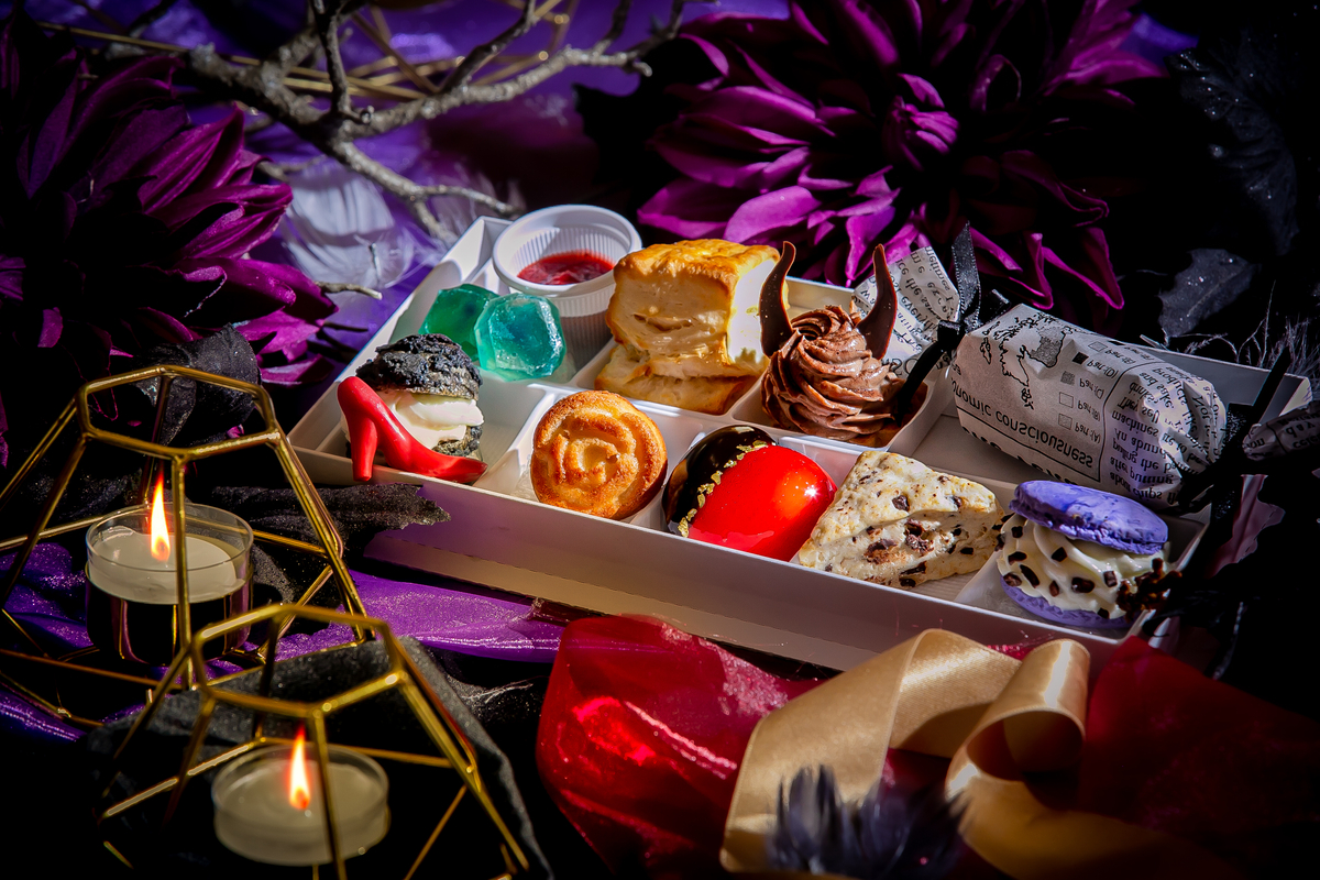 ミステリアスなヴィランズ(悪役)の世界を表現したスイーツをご自宅で 『“Villains”ダークプリンセスアフタヌーンティー』テイクアウト