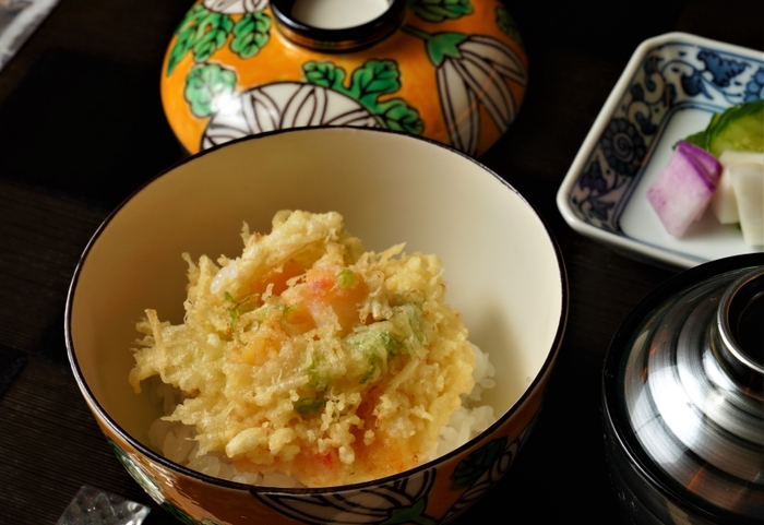 土鍋で炊いたご飯をかき揚げと共に