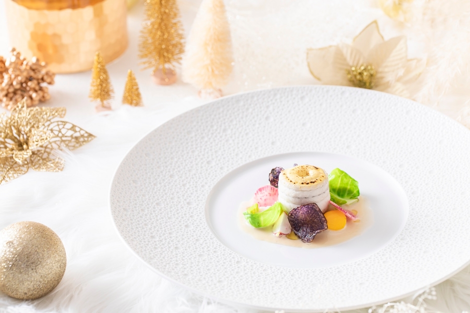 魚料理 / 七人の小人:舌平目に生ハムを巻き、淡泊で優しい味の舌平目に生ハムの旨味をプラス。付け合わせに7種類の野菜を使用し、様々な調理法でお召し上がり頂けます。(ポロ葱:蒸し煮/紅しぐれ大根:マリネ、芽キャベツ/2種ズッキーニ:ボイル/ラディッシュ:生/シャドークィーン:フリット)オレンジ風味のオランデーズとノイリー酒を使用した白ワインソースの二種ソースを合わせました。