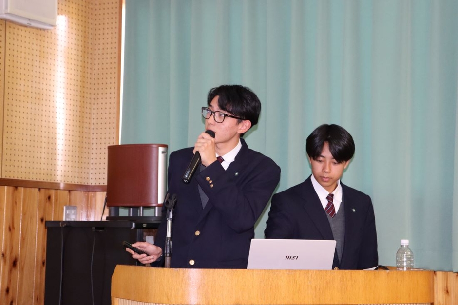 研究成果を発表した横倉さん(左)と井上さん(右)