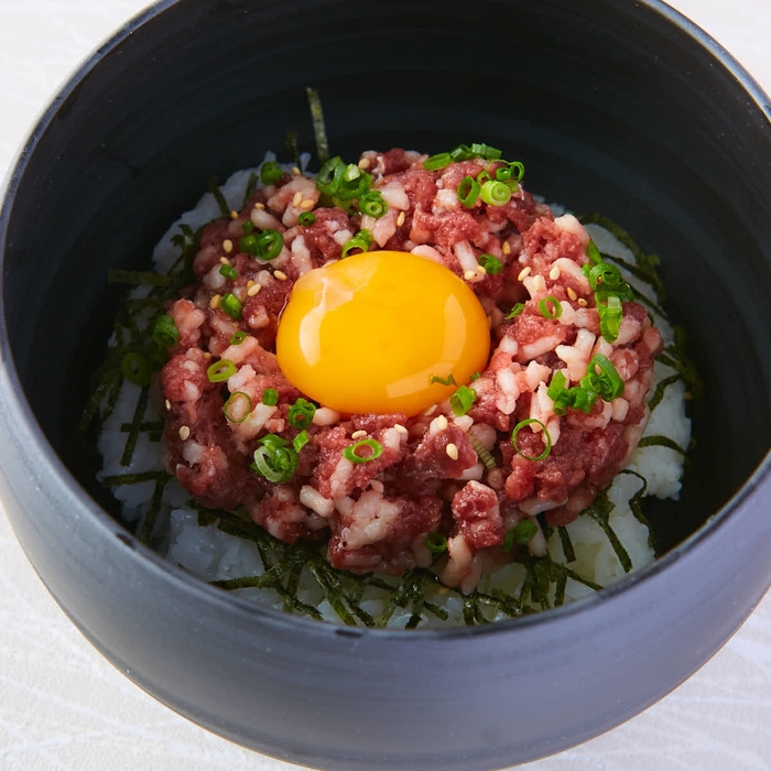 「生肉ユッケ丼」「生肉ネギトロ丼」を“500円”で提供。