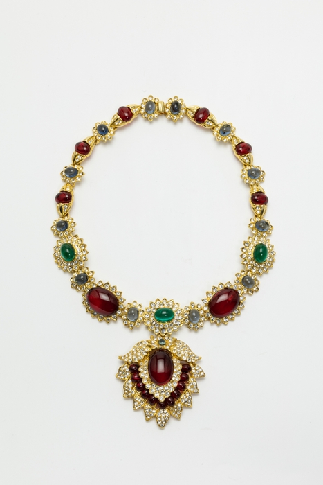 ケネス・ジェイ・レーン《ネックレス “ジャッキー・オナシス スタイル”》 デザイン/制作:ケネス・ジェイ・レーン 制作年:1970年 制作国:アメリカ 素材:カボションガラス、ラインストーン、メタル