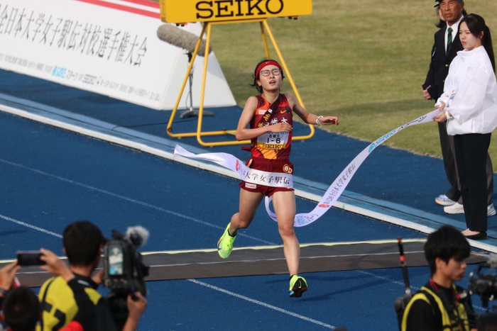 総合4位でフィニッシュする谷本七星主将（人間学部4年）