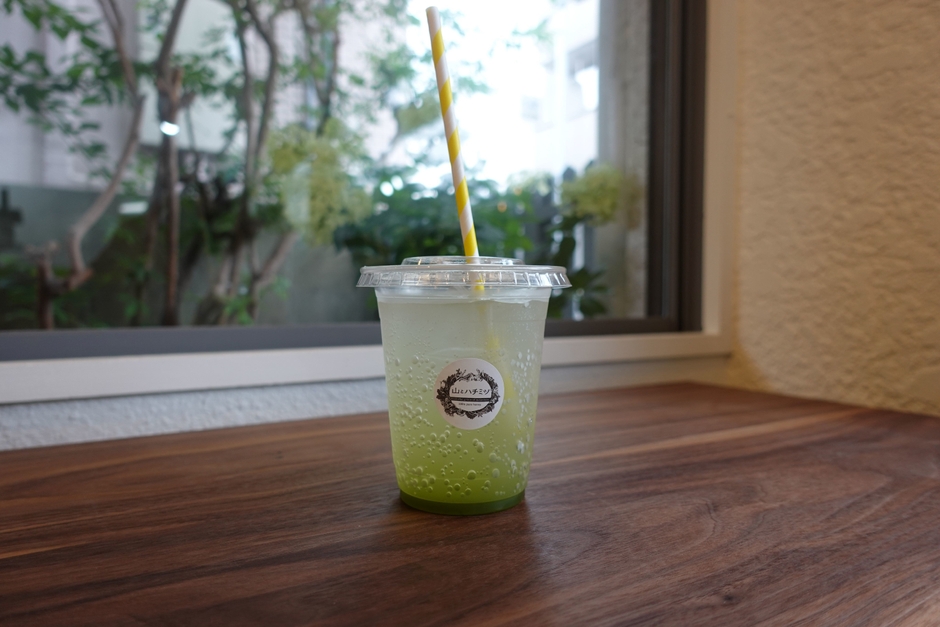 季節のHoneyドリンク「ハニー梅グリーンティーソーダ」　