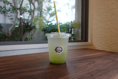 季節のHoneyドリンク「ハニー梅グリーンティーソーダ」　