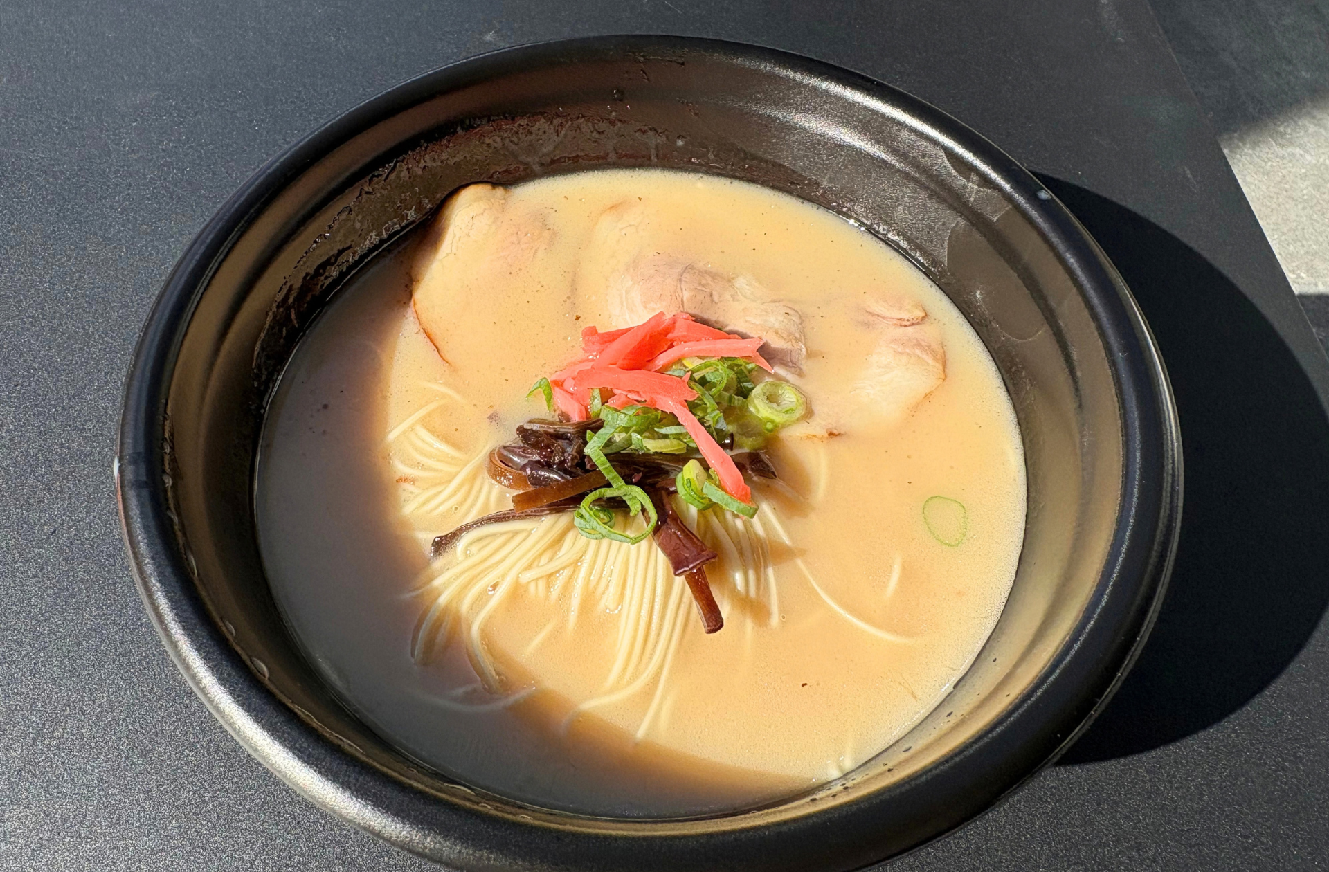 フードテック最前線、福岡RAMEN TECHで博多の人気屋台×塩分オフセット麺コラボ提供
