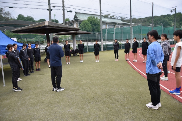 米田監督の話を聞く選手たち