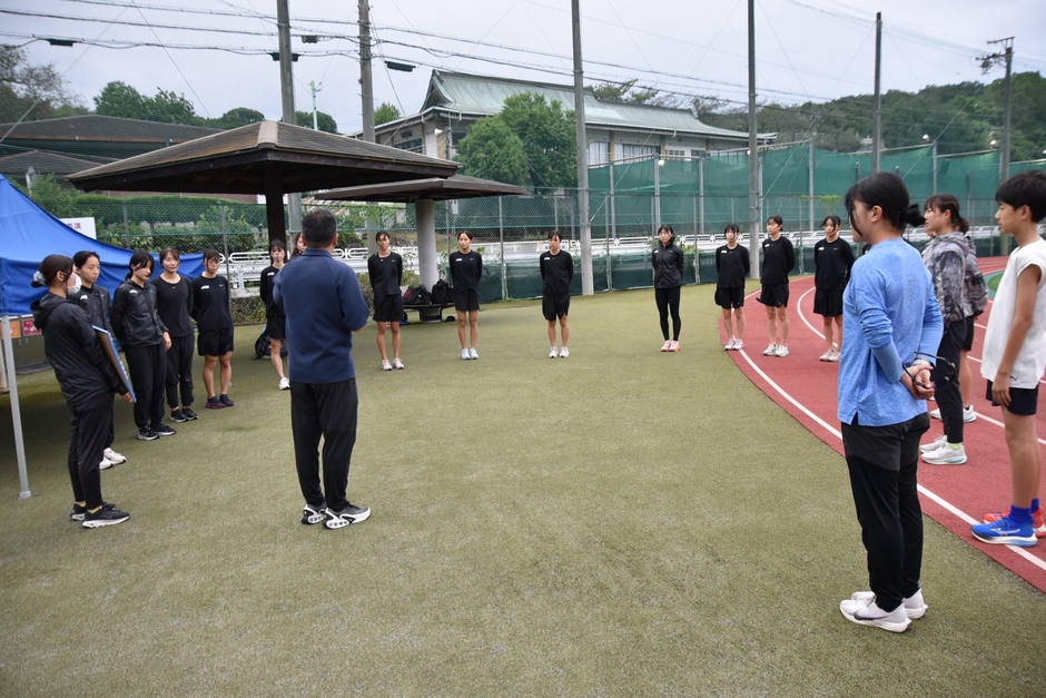 米田監督の話を聞く選手たち