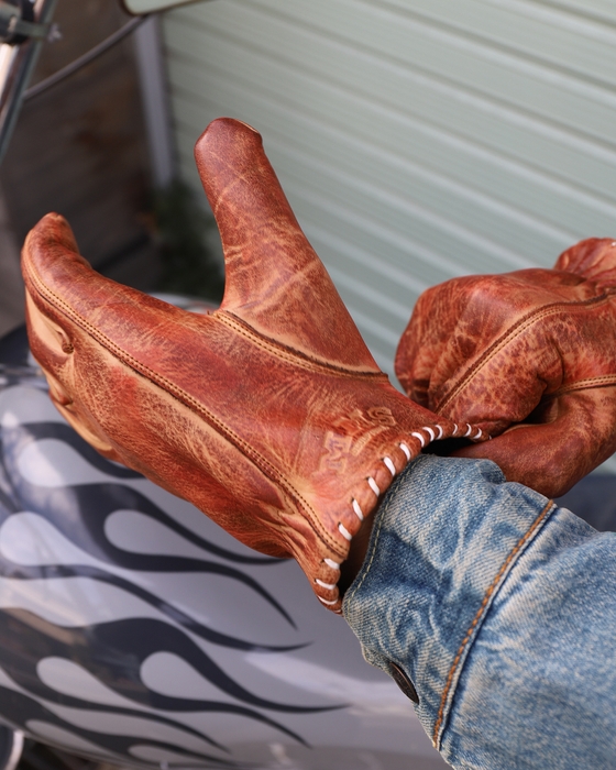 ヴィンテージグローブながらもフィット感、使用感の良さを求め、裏地を追加。