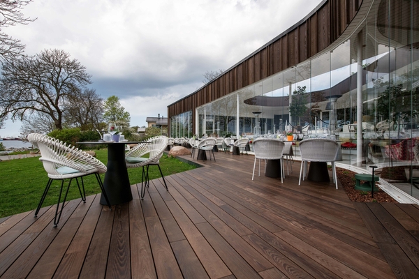 Image: Thermory Benchmark thermo-ash cladding mix & match Architect: KAMP Architects Photographer: Elvo Jakobson Building:  Noa Restaurant