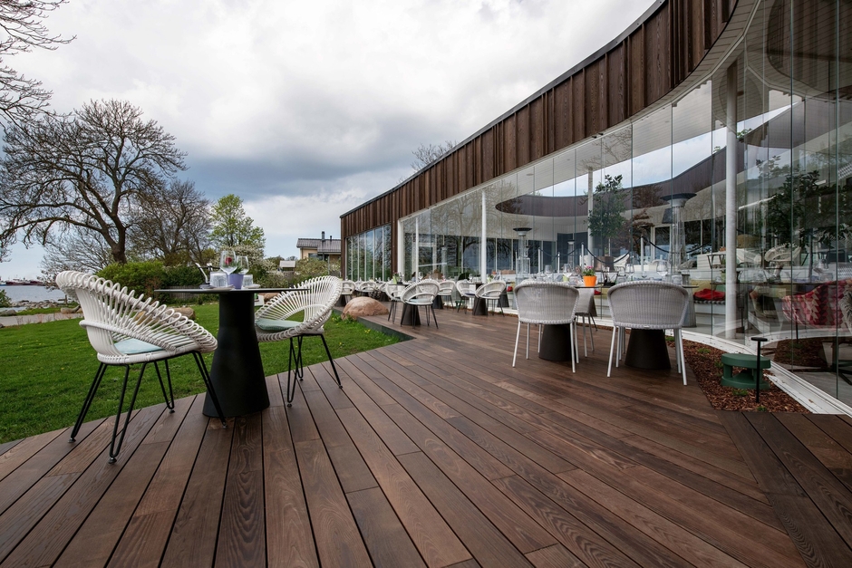 Image: Thermory Benchmark thermo-ash cladding mix & match Architect: KAMP Architects Photographer: Elvo Jakobson Building: Noa Restaurant