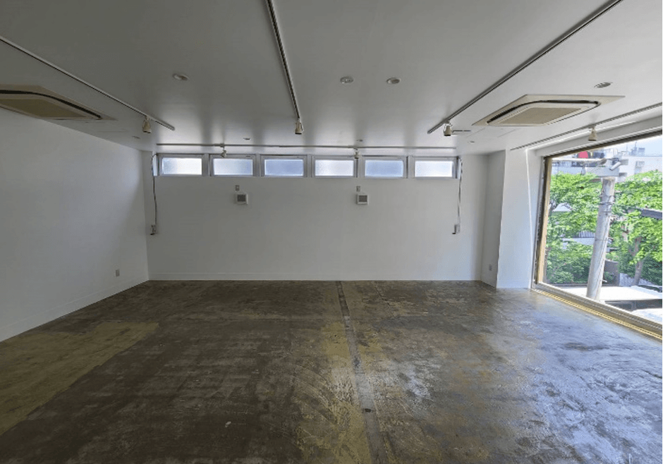 シンプルなスケルトンオフィス