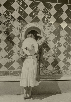 マヌエル・アルバレス・ブラボ(メキシコ、1902-2002) 《ダンサー達の娘》1933年 (C)Archivo Manuel Alvarez Bravo, S.C