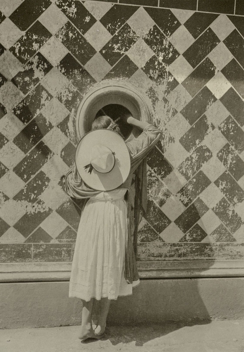 マヌエル・アルバレス・ブラボ(メキシコ、1902-2002) 《ダンサー達の娘》1933年 (C)Archivo Manuel Alvarez Bravo, S.C