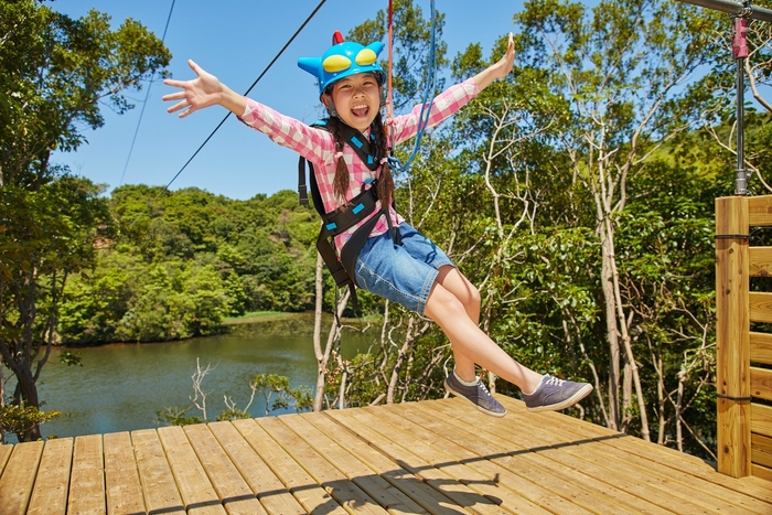 「チャレンジ!アクション仮面飛行隊!」の水上ジップラインを体験しよう!