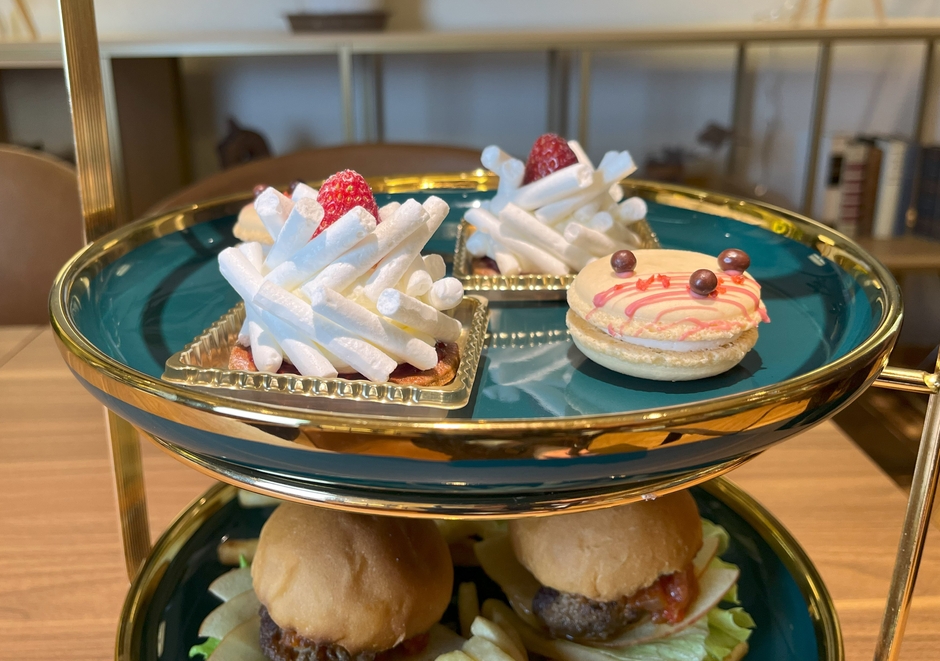 中段:ベリーのバタークリームサンドマカロンと選べるスイーツ