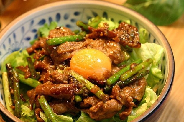 牛肉とニンニクの芽のスタミナ焼肉丼