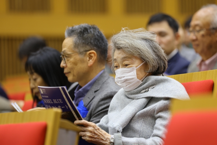 赤﨑特別栄誉教授の陵子夫人も来場