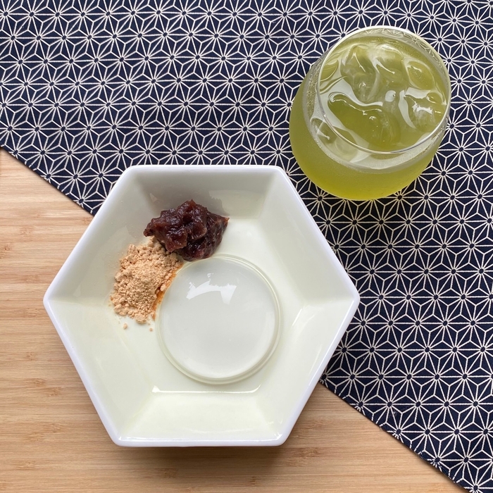 劇的セットのお菓子とお茶