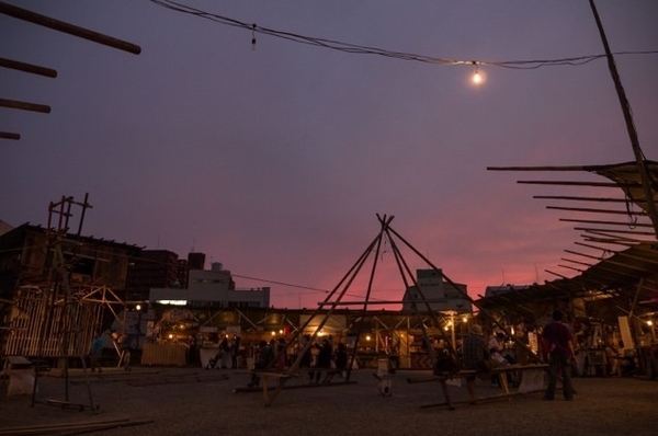 『透視図』屋台村（2014／大阪・中之島GATEサウスピア） 撮影：井上嘉和