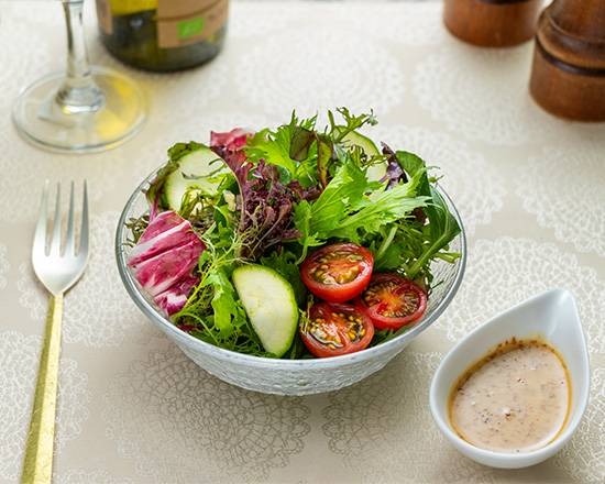 フレッシュな本日の日替わりサラダも一緒に食べれば、バランスもばっちり。