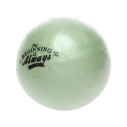 「ストレッチボール」価格：490円／サイズ：Φ20.5cm／様々な部位のストレッチに役立つボール。イラスト付きの説明書が入っています。