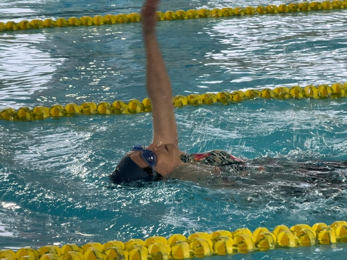 得意とする背泳ぎ