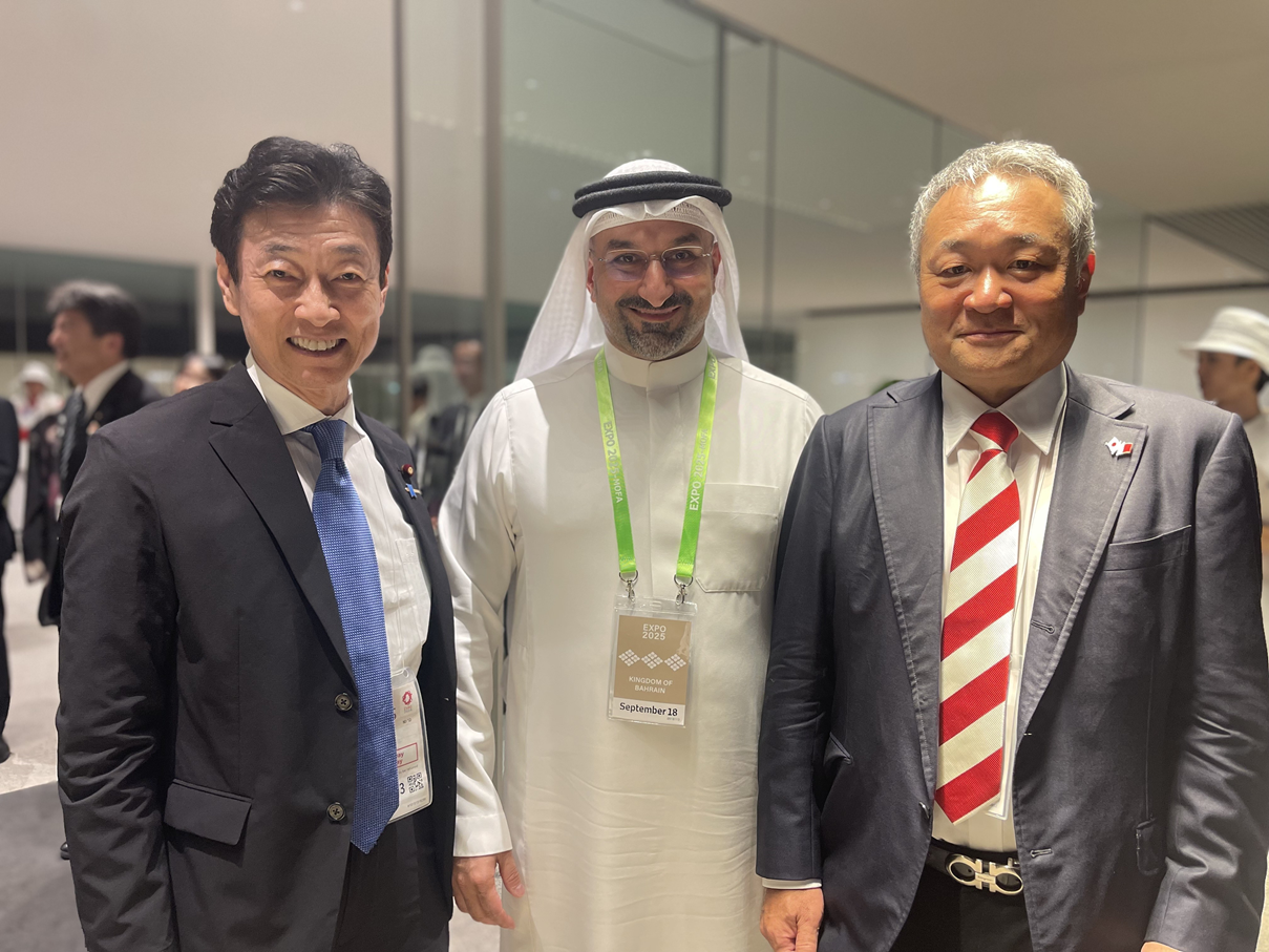 左から:西村 康稔 前経済産業大臣、アブドゥラ・ビン・アデル・ファクロ バーレーン王国産業商業大臣、小出 光宏 ナツメアタリ株式会社 代表取締役社長