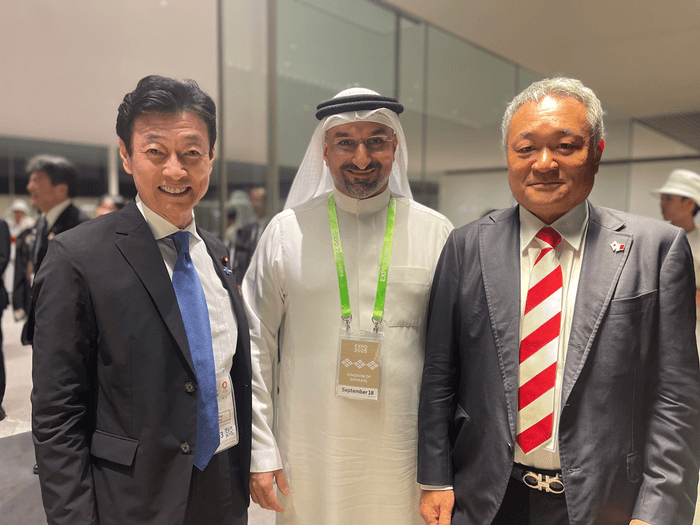 左から:西村 康稔 前経済産業大臣、アブドゥラ・ビン・アデル・ファクロ バーレーン王国産業商業大臣、小出 光宏 ナツメアタリ株式会社 代表取締役社長