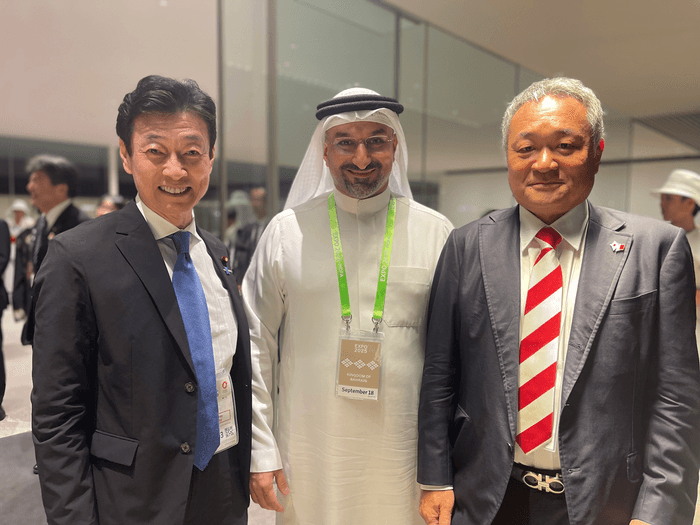 左から:西村 康稔 前経済産業大臣、アブドゥラ・ビン・アデル・ファクロ バーレーン王国産業商業大臣、小出 光宏 ナツメアタリ株式会社 代表取締役社長