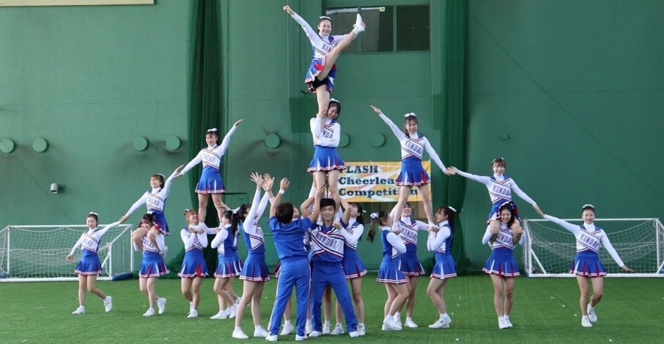 近畿大学応援部チアリーダー部によるパフォーマンスの様子