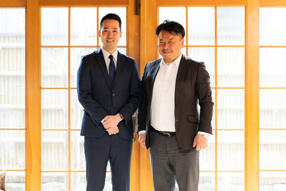 (左から)インテグループ 阿部 祐輝、ヤマヨセンター 米山 一広氏