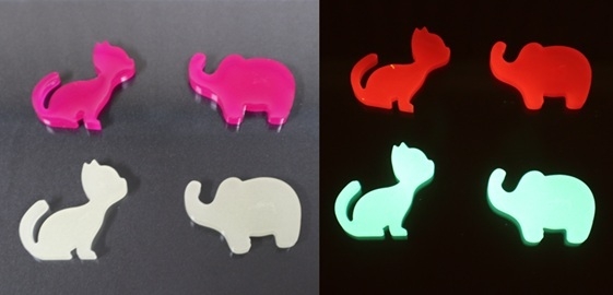 Rhodamine B(赤、上)と Fluorescein(緑、下)を加えたシリカ複合体をエポキシ樹脂で固めたものです。左は室内の光で見た様子、右(発光している側)はLED(波長405 nm)を当てたときの様子です。