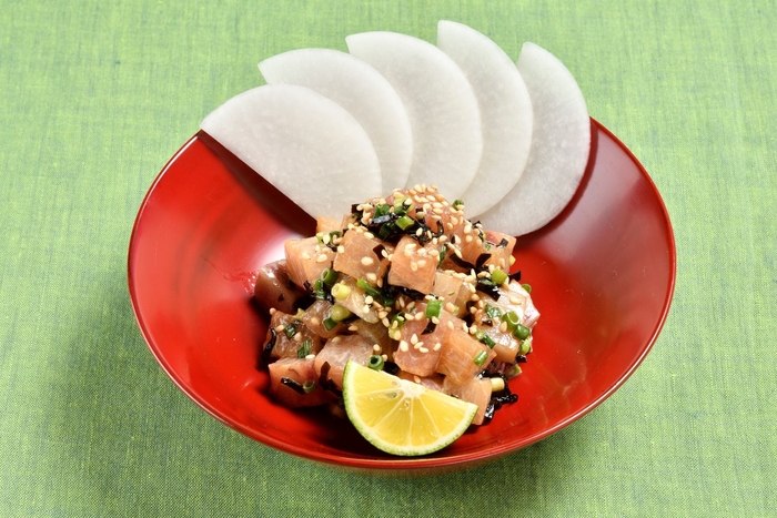 ぶりの塩昆布タルタル 大根添え