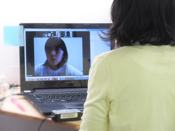 生徒と顔を合わせながら