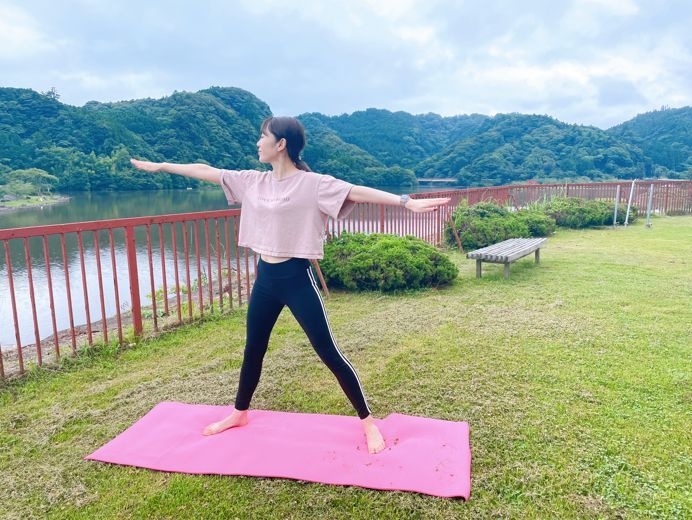 亀山湖畔で英雄のポーズ。