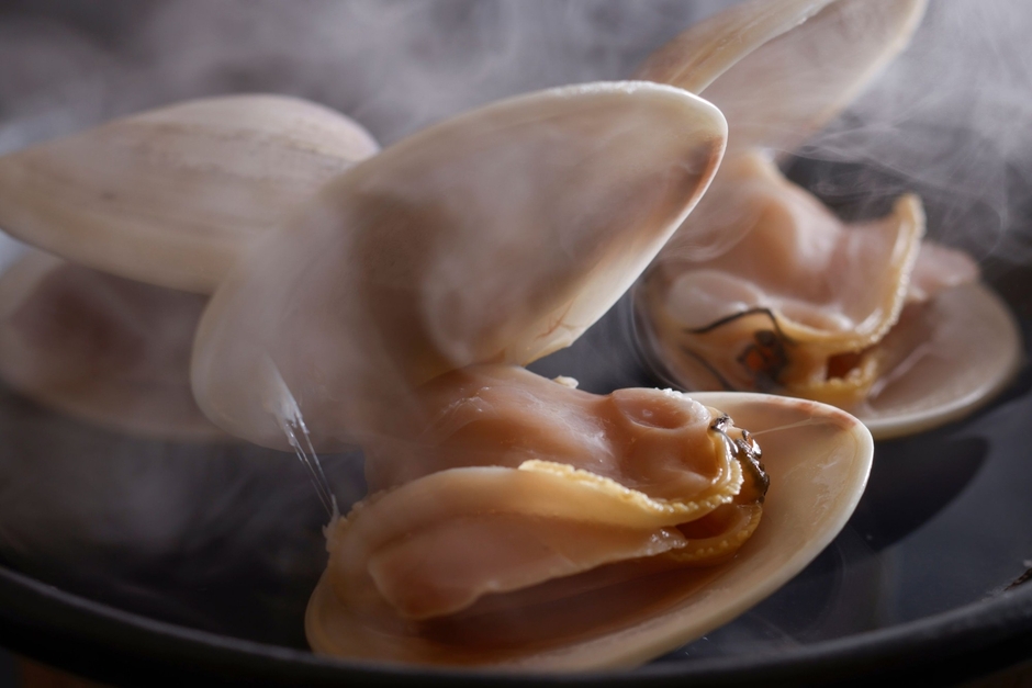 【旬のひと品｜初夏一例】磯の香りが溢れ出す、肉厚な蛤の酒蒸し。
