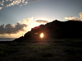 久米島で「ダイヤモンド朝日」を見られるシーズンが到来 　1年で夏至の時期だけ見られる、「ミーフガー」の絶景