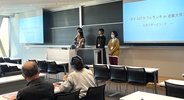 令和5年（2023年）10月18日に実施されたツアーで、学生が参加者に挨拶する様子