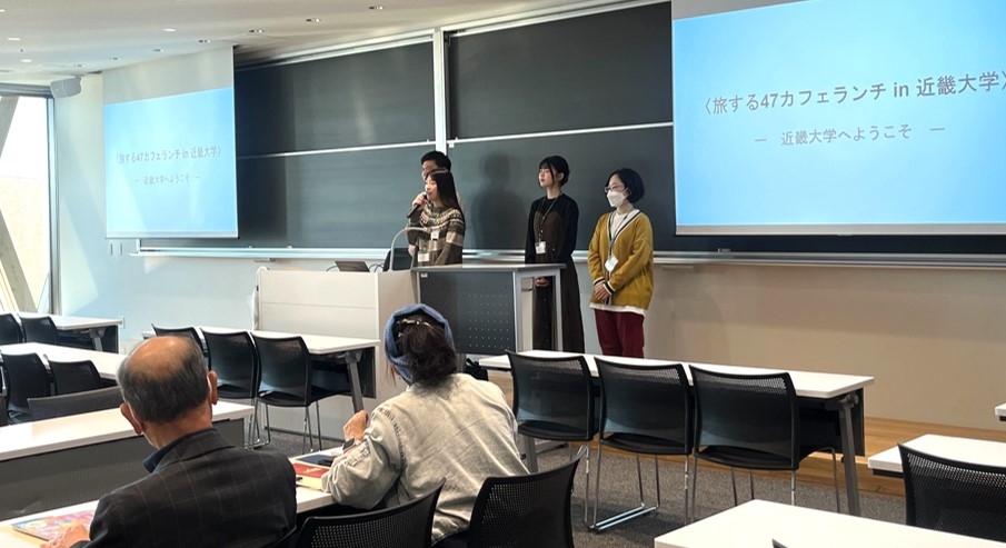 令和5年（2023年）10月18日に実施されたツアーで、学生が参加者に挨拶する様子