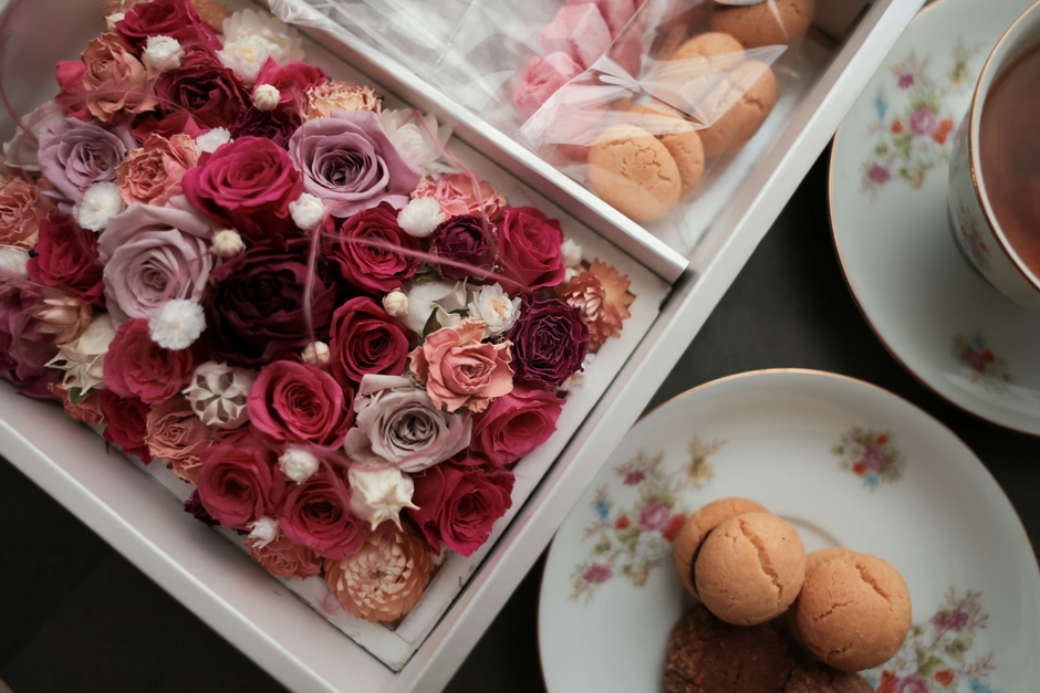 FLOWERBOXとお菓子の詰め合わせ