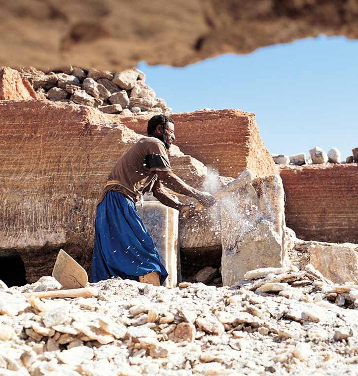 (Photo_06)　タウデニの岩塩を切り出し整形する　(マリ)　2003年　撮影：片平孝