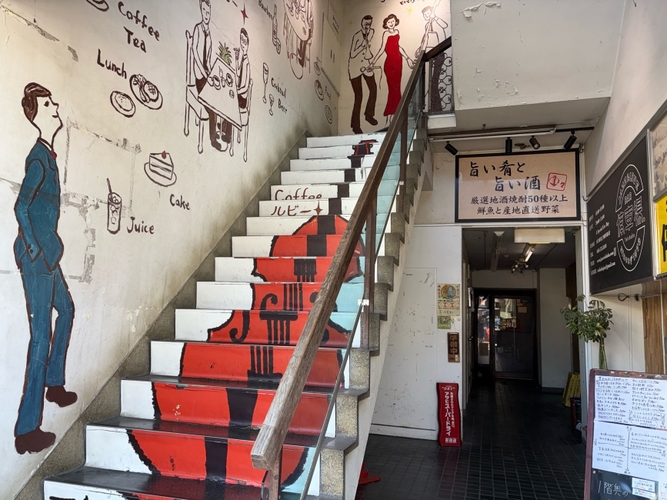 こちらの階段をお上りください