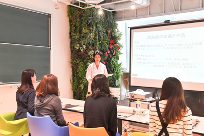 説明を受ける参加者たちの様子