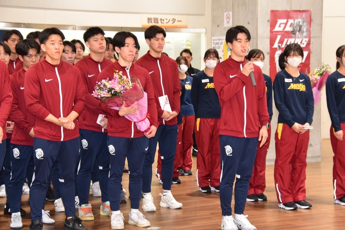 決意を述べるハンドボール部の宮城海士主将（法学部4年）