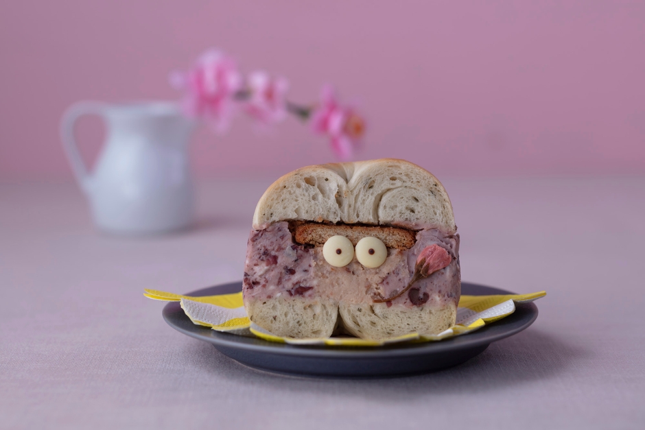 ぐるてんずカヌレ／小麦研究所【桜いちごチーズケーキベーグルサンドちゃん】