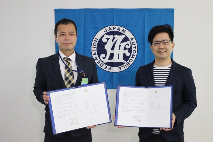 左:JAF沖縄支部事務所長 猪本様 右:株式会社Alpaca.Lab代表取締役 棚原